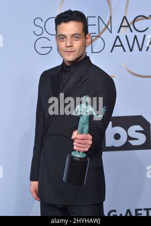 Rami Malek dans la salle de presse des Prix annuels de la Guilde des acteurs de l'écran 25th, qui se tiennent à l'Auditorium du Sanctuaire Banque D'Images