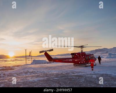 Air groenland Bell 212 sur l'héliport d'Uummannaq. Uummannaq pendant l'hiver dans le nord de la Westgreland, au-delà du cercle arctique. Amérique du Nord, Greenl Banque D'Images