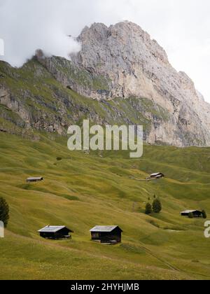 Plan vertical de granges dans un beau champ sous une falaise Banque D'Images