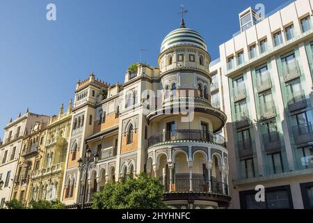 Vue sur le bâtiment Adriatica avec sa façade décorée à Séville Banque D'Images