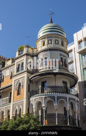 La tour du bâtiment Adriatica avec sa façade décorée à Séville Banque D'Images