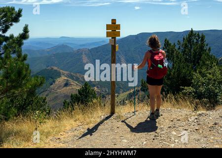 Sentier de randonnée en boucle de 4000 marches. Descente via aire de Côte depuis le sommet du Mont Aigoual. Point de vue. Valleraugue, Occitanie, France Banque D'Images