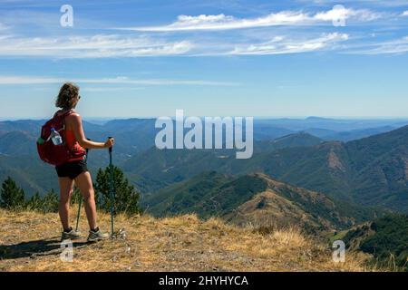 Sentier de randonnée en boucle de 4000 marches. Descente via aire de Côte depuis le sommet du Mont Aigoual. Point de vue. Valleraugue, Occitanie, France Banque D'Images