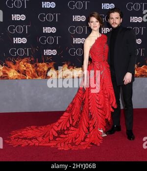 Rose Leslie et Kit Harington participant à la première mondiale de la dernière saison du « Game of Thrones » qui s'est tenue au radio City Music Hall le 3 avril 2019 à New York. Banque D'Images