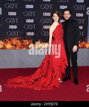 Rose Leslie et Kit Harington participant à la première mondiale de la dernière saison du « Game of Thrones » qui s'est tenue au radio City Music Hall le 3 avril 2019 à New York. Banque D'Images