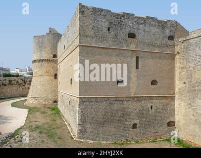 Paysage autour de la forteresse Castello Aragonese à Otranto, une ville d'Apulia, dans le sud de l'Italie Banque D'Images