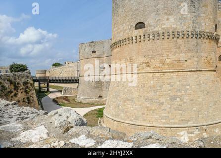 Paysage autour de la forteresse Castello Aragonese à Otranto, une ville d'Apulia, dans le sud de l'Italie Banque D'Images