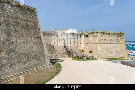 Paysage autour de la forteresse Castello Aragonese à Otranto, une ville d'Apulia, dans le sud de l'Italie Banque D'Images