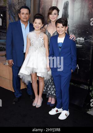 Raymond Cruz, Jaynee Lynne Kinchen, Linda Cardellini et Roman Christou à la première "la malédiction de la Llorona" tenue au Théâtre égyptien le 15 avril 2019 à Hollywood, Etats-Unis. Banque D'Images