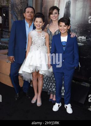 Raymond Cruz, Jaynee Lynne Kinchen, Linda Cardellini et Roman Christou à la première "la malédiction de la Llorona" tenue au Théâtre égyptien le 15 avril 2019 à Hollywood, Etats-Unis. Banque D'Images