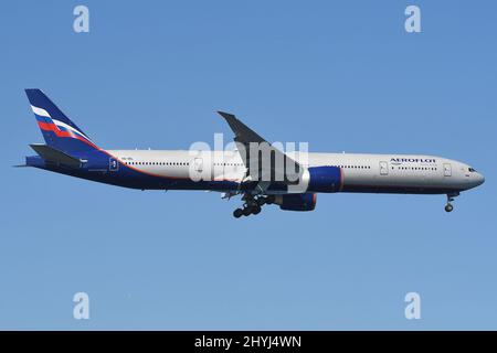 SANCTIONS - SUITE À L'INVASION RUSSE DE L'UKRAINE, LA COMPAGNIE AÉRIENNE AEROFLOT A ÉTÉ CONTRAINTE DE DÉPLACER DES AVIONS DES BERMUDES VERS LE REGISTRE RUSSE. BOEING 777-300ER VQ-BIL. Banque D'Images