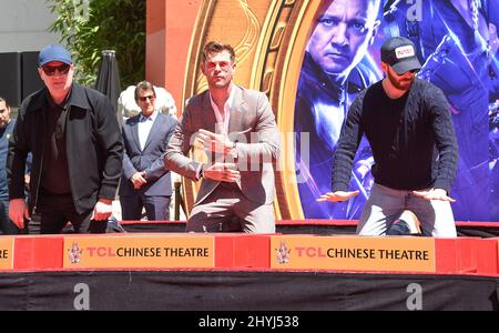 Kevin Feige, Chris Hemsworth et Chris Evans lors de la cérémonie de la main-print pour la troupe « Avengers: Endgame » de Marvel Studios, qui s'est tenue au TCL Chinese Theatre Banque D'Images