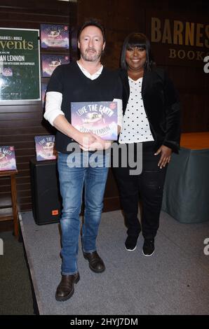 Julian Lennon et Loni Love au livre « Love the Earth » signé à Barnes & Noble au Grove le 30 avril 2019 à Los Angeles, États-Unis. Banque D'Images