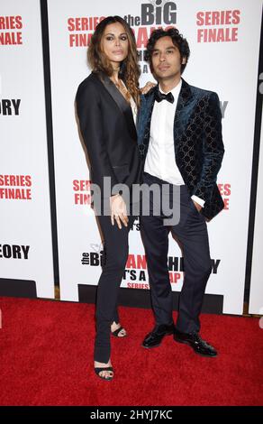 Kunal Nayyar et Neha Kapur assistant à la finale de la série Big Bang Theory, qui s'est tenue à l'hôtel Langham Huntington à Pasadena, en Californie Banque D'Images