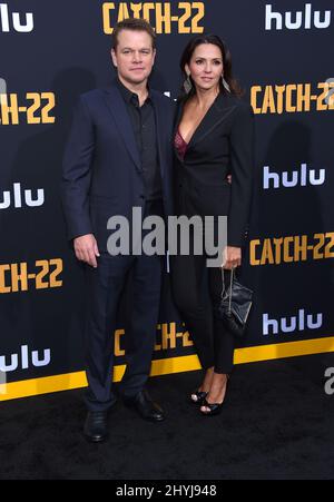 Matt Damon et Luciana Barroso à la première américaine de Hulu 'Catch-22' qui s'est tenue au TCL Chinese Theatre Banque D'Images