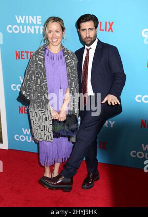 Jason Schwartzman et sa femme Brady Cunningham assistent à la première mondiale « Wine Country » qui s'est tenue au Paris Theatre de New York Banque D'Images