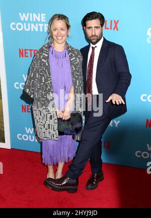 Jason Schwartzman et sa femme Brady Cunningham assistent à la première mondiale « Wine Country » qui s'est tenue au Paris Theatre de New York Banque D'Images