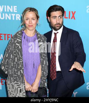 Jason Schwartzman et sa femme Brady Cunningham assistent à la première mondiale « Wine Country » qui s'est tenue au Paris Theatre de New York Banque D'Images