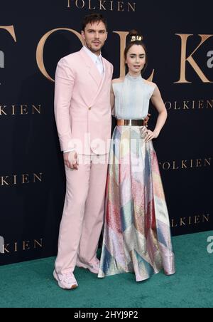 Nicholas Hoult et Lily Collins assistent à la première de Tolkien Los Angeles qui s'est tenue au Regency Village Theatre. Banque D'Images