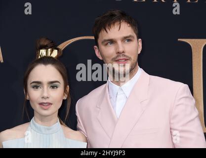 Nicholas Hoult et Lily Collins assistent à la première de Tolkien Los Angeles qui s'est tenue au Regency Village Theatre. Banque D'Images