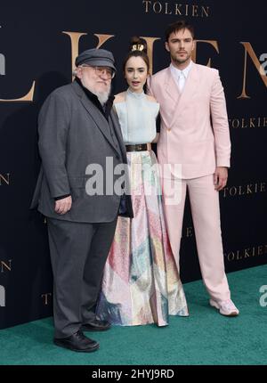 George R.R. Martin, Lily Collins et Nicholas Hoult assistent à la première de Tolkien Los Angeles qui s'est tenue au Regency Village Theatre. Banque D'Images