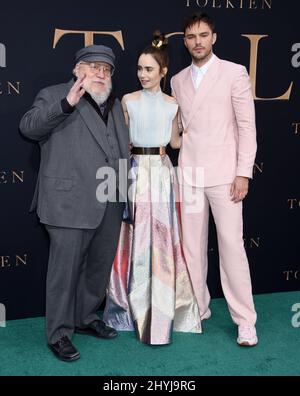 George R.R. Martin, Lily Collins et Nicholas Hoult assistent à la première de Tolkien Los Angeles qui s'est tenue au Regency Village Theatre. Banque D'Images