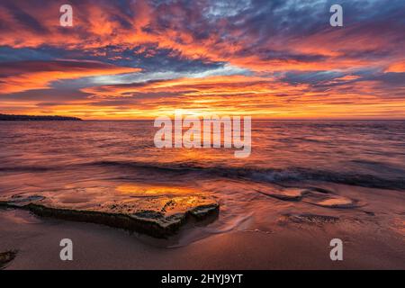 Incroyable lever de soleil rouge sur la mer. Banque D'Images