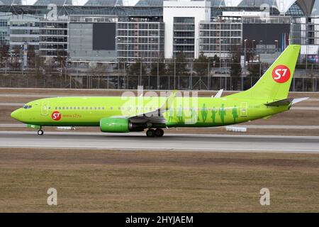 SANCTIONS - SUITE À L'INVASION RUSSE DE L'UKRAINE S7 COMPAGNIES AÉRIENNES FORCÉES DE DÉPLACER DES AVIONS DES BERMUDES VERS LE REGISTRE RUSSE. BOEING 737-800(W) VQ-BMG. Banque D'Images