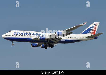 SANCTIONS - SUITE À L'INVASION RUSSE DE L'UKRAINE, TRANSAERO A DÛ DÉPLACER DES AVIONS DES BERMUDES VERS LE REGISTRE RUSSE. BOEING 747-400 EI-XLJ. Banque D'Images