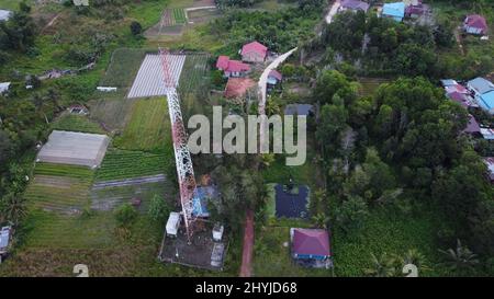 Vue aérienne des bâtiments de Kalimantan est à côté des champs agricoles. Banque D'Images