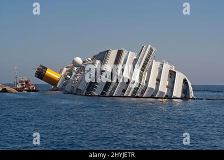 Épave à moitié noyée du navire de croisière Costa Concordia (naufrage du 13 janvier 2012), île de Giglio, Toscane, Italie Banque D'Images