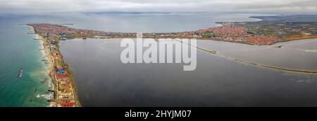 Incroyable panorama aérien de drone à Pomorie sur la côte bulgare de la mer Noire Banque D'Images