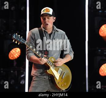 Travis Denning se présentant au cours du troisième jour du festival CMA de 2019 à Nashville Banque D'Images