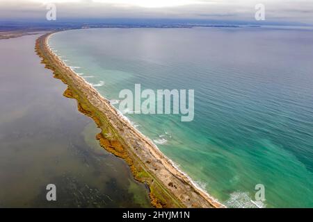 Vue aérienne d'une bande de terre incroyablement longue près de Pomorie, Bulgarie Banque D'Images