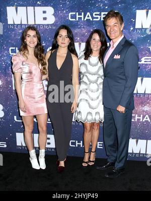 Dr Mehmet Oz, épouse Lisa Oz, filles Zoe Oz et Arabella Oz participant à la première mondiale « Me in Black International » qui s'est tenue à AMC Lincoln Square, New York Banque D'Images