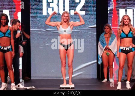 Mikaela Mayer pendant Tyson Fury vs Tom Schwarz Heavyweight Fight Weight-in, MGM Grand Garden Arena, MGM Grand Hotel & Casino Banque D'Images