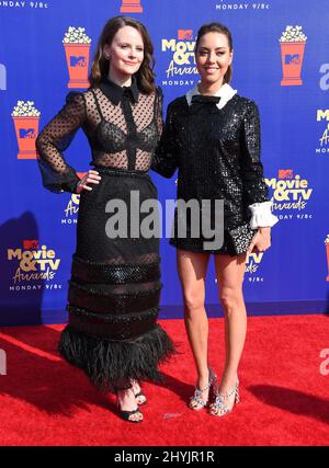 Sarah Ramos et Aubrey Plaza arrivent aux MTV Movie & TV Awards 2019 à Barker Hanger le 15 juin 2019 à Santa Monica Banque D'Images