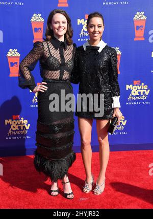 Sarah Ramos et Aubrey Plaza arrivent aux MTV Movie & TV Awards 2019 à Barker Hanger le 15 juin 2019 à Santa Monica Banque D'Images