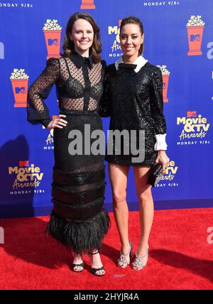 Sarah Ramos et Aubrey Plaza arrivent aux MTV Movie & TV Awards 2019 à Barker Hanger le 15 juin 2019 à Santa Monica Banque D'Images