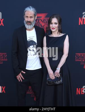 Winona Ryder à la première saison 3 de Netflix 'Transger Things' qui s'est tenue à l'école secondaire de Santa Monica le 28 juin 2019 à Santa Monica, CA. Banque D'Images