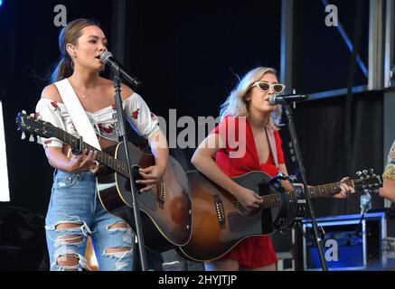 Taylor Dye et Maddie Marlow, de Maddie & Tae, sont en scène lors de la tournée de musique country Straight Talk « for the Record » qui a eu lieu au Walmart Supercenter le 27 juin 2019 à Mount Juliet, Tennessee. Banque D'Images