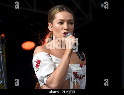 Taylor Dye of Maddie & Tae est en scène lors de la tournée de musique country Straight Talk 'for the Record' qui a eu lieu au Walmart Supercenter le 27 juin 2019 à Mount Juliet, Tennessee. Banque D'Images