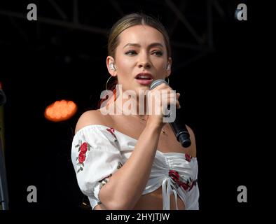 Taylor Dye of Maddie & Tae est en scène lors de la tournée de musique country Straight Talk 'for the Record' qui a eu lieu au Walmart Supercenter le 27 juin 2019 à Mount Juliet, Tennessee. Banque D'Images