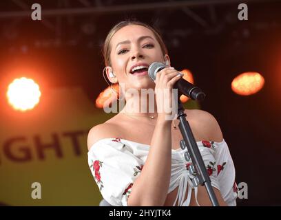 Taylor Dye of Maddie & Tae est en scène lors de la tournée de musique country Straight Talk 'for the Record' qui a eu lieu au Walmart Supercenter le 27 juin 2019 à Mount Juliet, Tennessee. Banque D'Images