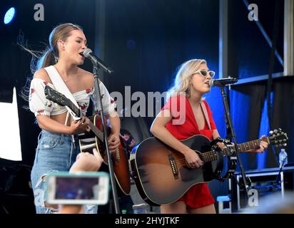 Taylor Dye et Maddie Marlow, de Maddie & Tae, sont en scène lors de la tournée de musique country Straight Talk « for the Record » qui a eu lieu au Walmart Supercenter le 27 juin 2019 à Mount Juliet, Tennessee. Banque D'Images