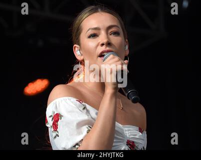 Taylor Dye of Maddie & Tae est en scène lors de la tournée de musique country Straight Talk 'for the Record' qui a eu lieu au Walmart Supercenter le 27 juin 2019 à Mount Juliet, Tennessee. Banque D'Images