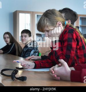 Ostrava, République tchèque. 15th mars 2022. Des enfants d'Ukraine déchirée par la guerre dans l'une des salles de classe de l'école primaire Nadrazni à Ostrava (République tchèque), le 15 mars 2022. Crédit: Jaroslav Ozana/CTK photo/Alay Live News Banque D'Images