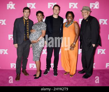 Carter Hudson, Angela Lewis, Dave Andron, Michael Hyatt et Walter Mosley au FX Networks Star Walk tapis rouge au TCA tenu à l'hôtel Beverly Hilton le 6 août 2019 à Beverly Hills. Banque D'Images