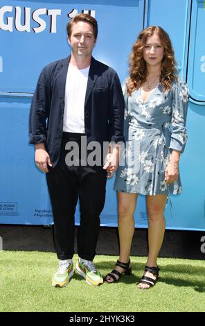 Beck Bennett et Jessy Hodges lors de la première mondiale « The Angry Birds Movie 2 » au Regency Village Theatre Banque D'Images