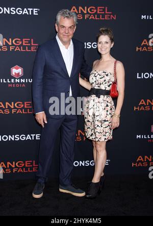 Danny Huston et Rosie Fellner lors de la première à Los Angeles de « Angel has Fallen » qui s'est tenue au Regency Village Theatre Banque D'Images